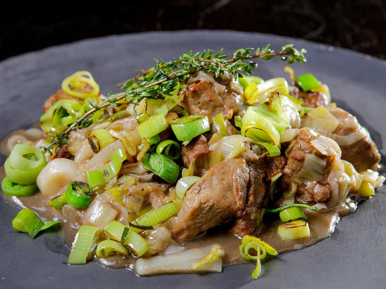 Мясо с луком и маслом. Жареная свинина, с луком пореем. Свинина с луком пореем. Мясо жареное с луком пореем. Свинина жареная с луком.